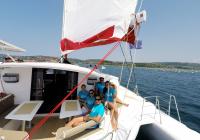 equipaggio in poppa cockpit della barca a vela trimarano neel 45